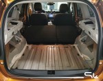 Podłoga bagażnika Dacii Duster wyklejona pierwszą warstwą izolacji - srebrną matą alubutylową Bitmat