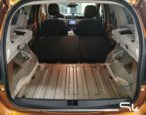 Podłoga bagażnika Dacii Duster wyklejona pierwszą warstwą izolacji - srebrną matą alubutylową Bitmat