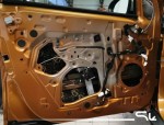 Zdemontowany boczek drzwi w Dacii Duster, widoczna goła blacha przygotowana do wyklejania matą Bitmat