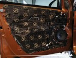 Otwory technologiczne w drzwiach Dacii Duster dokładnie zaklejone matą wygłuszającą Bitmat