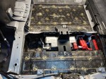 Zdemontowana boczna przestrzeń bagażnika w BMW 530D z widoczną instalacją, przygotowywana do oklejenia matami Bitmat