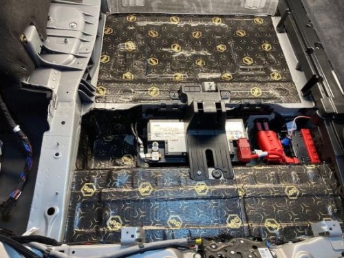 Zdemontowana boczna przestrzeń bagażnika w BMW 530D z widoczną instalacją, przygotowywana do oklejenia matami Bitmat