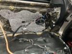 Wewnętrzna wnęka i blacha bagażnika BMW 530D precyzyjnie wyklejona pierwszą warstwą srebrnej maty tłumiącej Bitmat