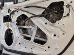 Wnętrze drzwi Subaru Forester ze zdemontowanym boczkiem, przygotowane do wyklejenia matą Bitmat