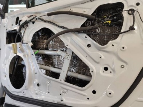 Wnętrze drzwi Subaru Forester ze zdemontowanym boczkiem, przygotowane do wyklejenia matą Bitmat