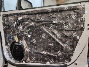 Subaru Forester V wygłuszenie drzwi – zdjęcie 3