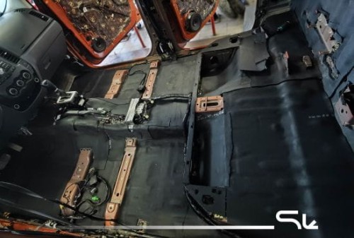 Wygłuszanie konstrukcji podłogi w Fordzie Ranger za pomocą maty Bitmat
