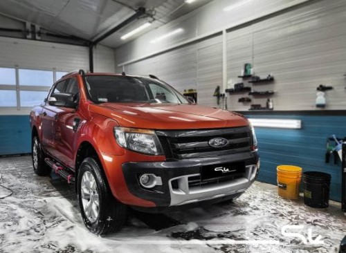 Ford Ranger w warsztacie przygotowany do profesjonalnego wyciszenia materiałami Bitmat