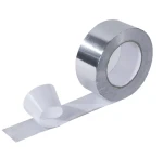Duża rolka gładkiej taśmy aluminiowej, częściowo rozwinięta.