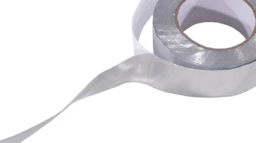 Odwinięty fragment cienkiej taśmy aluminiowej Bitmat T-Alu do łączenia pianek.