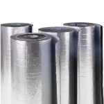 Trzy pionowo ustawione rolki grubej maty termoizolacyjnej z pianki kauczukowej pokrytej warstwą aluminium.