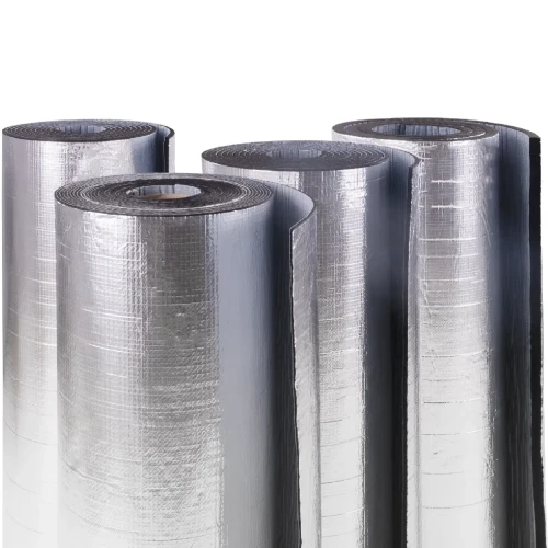 Trzy pionowo ustawione rolki grubej maty termoizolacyjnej z pianki kauczukowej pokrytej warstwą aluminium.
