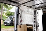 Ściany i sufit wewnątrz budowanego kampera wyłożone matą termoizolacyjną z błyszczącą powłoką aluminiową.