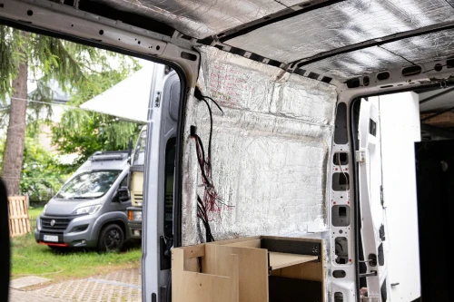 Ściany i sufit wewnątrz budowanego kampera wyłożone matą termoizolacyjną z błyszczącą powłoką aluminiową.