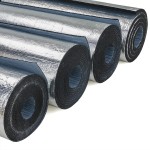 Ułożone obok siebie pod kątem cztery zwinięte rolki czarnej pianki kauczukowej wykończonej warstwą aluminium.
