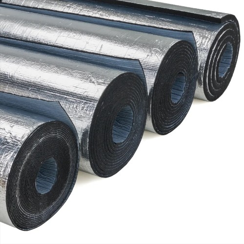 Ułożone obok siebie pod kątem cztery zwinięte rolki czarnej pianki kauczukowej wykończonej warstwą aluminium.
