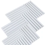 Grupa białych paneli akustycznych z melaminy ułożona w stos, prezentująca lekkość materiału.