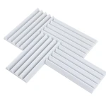Trzy białe panele akustyczne 25x50 cm ułożone kaskadowo na białym tle.