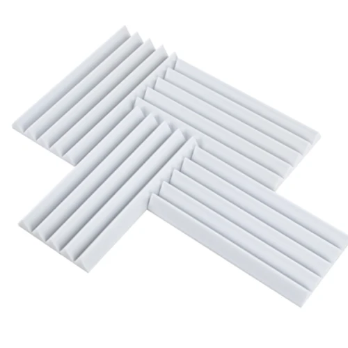 Trzy białe panele akustyczne 25x50 cm ułożone kaskadowo na białym tle.