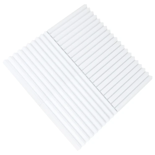 Biały panel wygłuszający melamina klin 50x50 cm, ujęcie z perspektywy z góry.