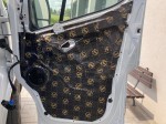 Wewnętrzna konstrukcja drzwi w Renault Master szczelnie pokryta matą wygłuszającą Bitmat redukującą uciążliwe wibracje
