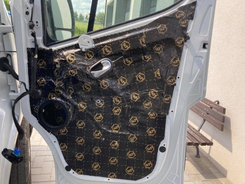 Wewnętrzna konstrukcja drzwi w Renault Master szczelnie pokryta matą wygłuszającą Bitmat redukującą uciążliwe wibracje