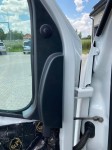 Pionowy kadr na rozebrane drzwi w Renault Master w trakcie przygotowań do aplikacji materiałów izolacyjnych Bitmat