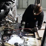 Rozwałkowanie maty butylowej za pomocą metalowego wałka
