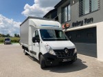 Biały samochód dostawczy Renault Master przed warsztatem, przygotowany do profesjonalnego wyciszenia drzwi materiałami Bitmat