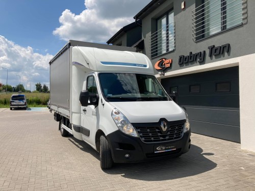 Biały samochód dostawczy Renault Master przed warsztatem, przygotowany do profesjonalnego wyciszenia drzwi materiałami Bitmat