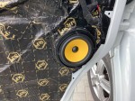 Precyzyjne wygłuszenie drzwi Renault Master z wykorzystaniem maty alubutylowej Bitmat, przygotowane do montażu głośnika
