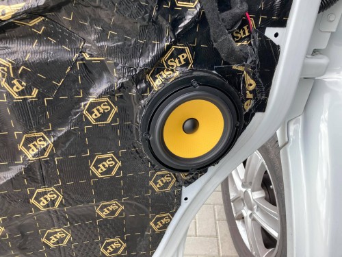 Precyzyjne wygłuszenie drzwi Renault Master z wykorzystaniem maty alubutylowej Bitmat, przygotowane do montażu głośnika